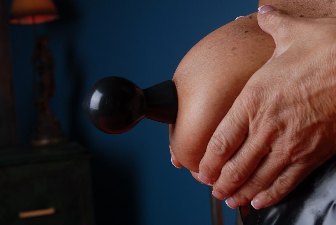 15P Mulher latina mais velha, Tara Holiday, dobra os lábios dos lábios antes do sexo com máquina