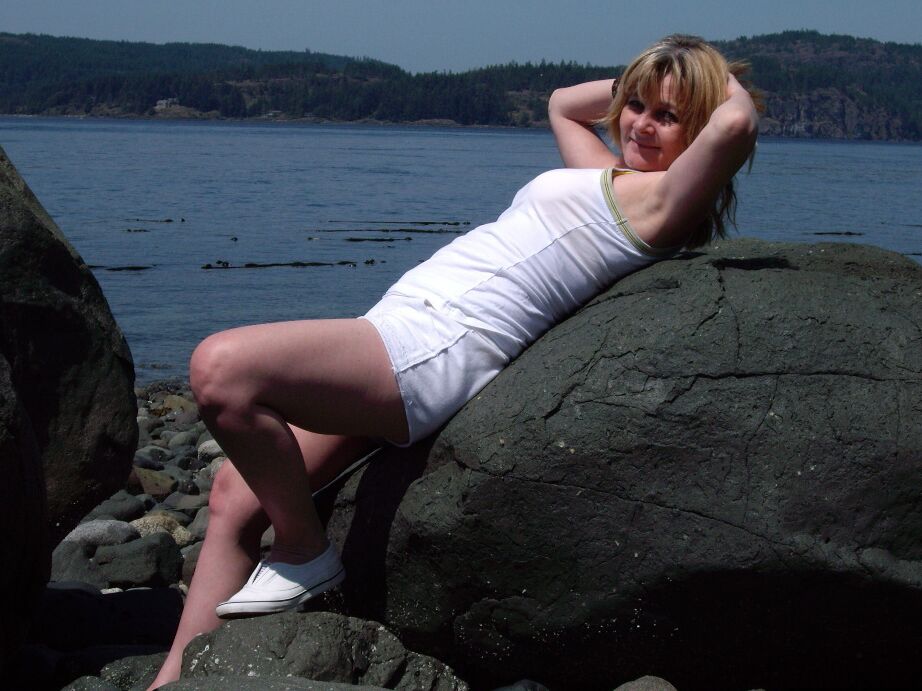 20P Cougar amadora mais velha Babe Lolee se despe para tomar sol nua perto de um rio