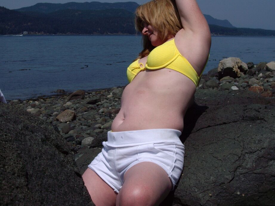 20P Cougar amadora mais velha Babe Lolee se despe para tomar sol nua perto de um rio