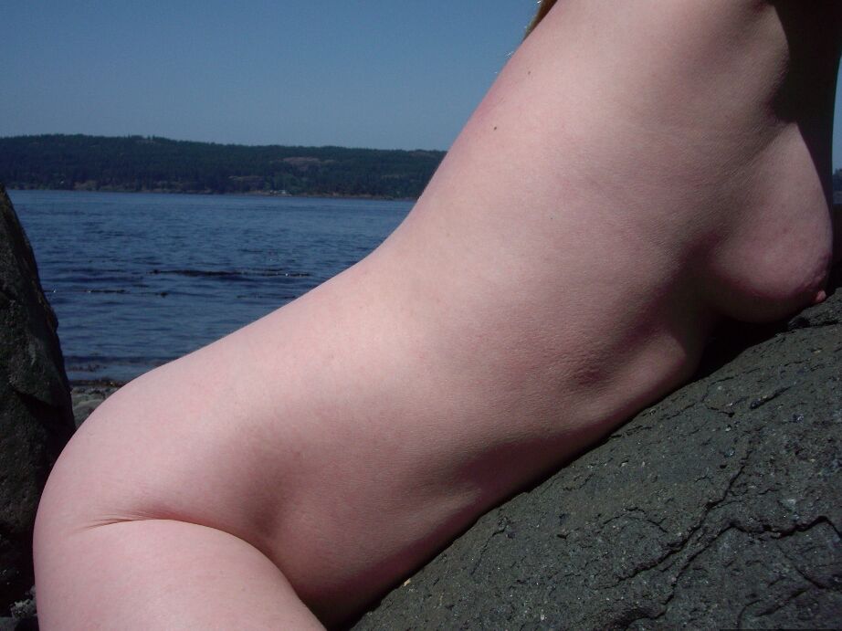 20P Cougar amadora mais velha Babe Lolee se despe para tomar sol nua perto de um rio