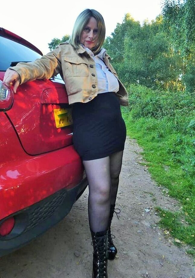 20P Amadora madura Posh Sophia descobriu os peitos e a vulva depois de estacionar em uma estrada de terra