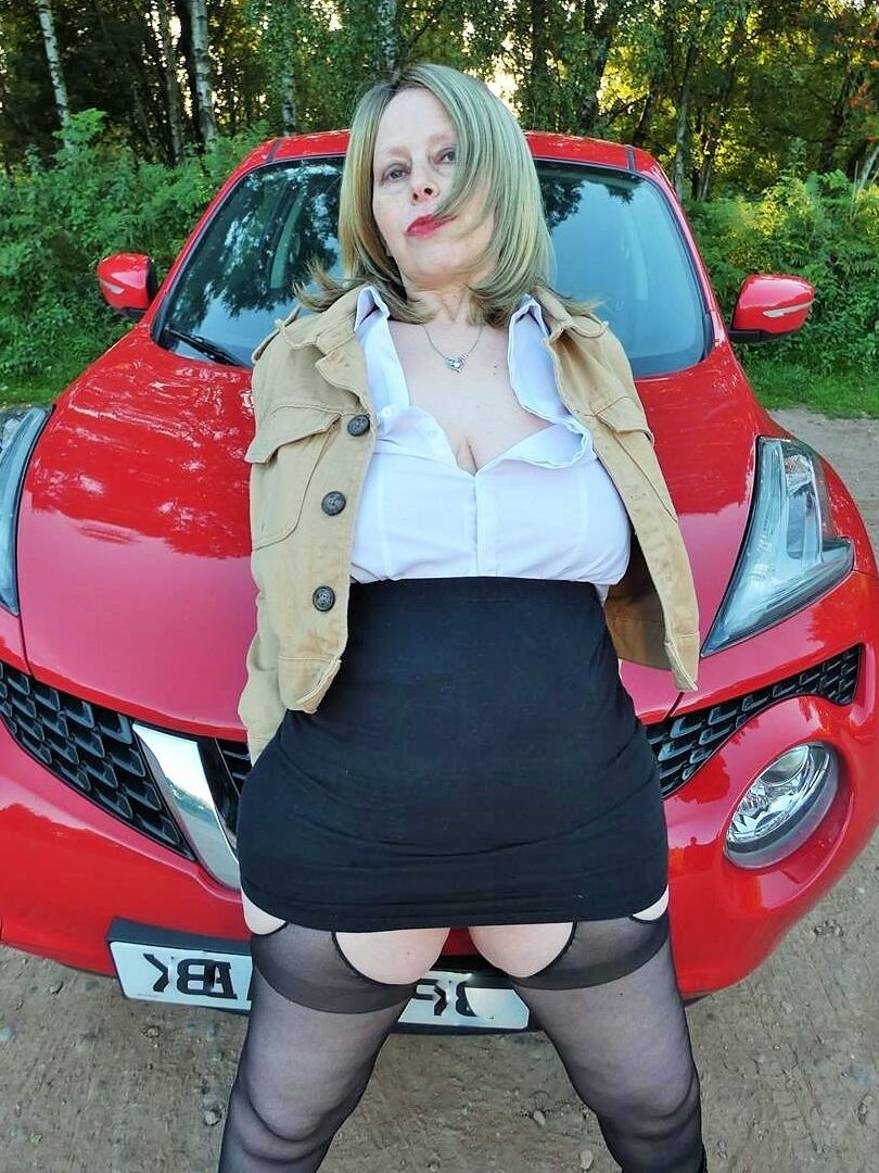20P Amadora madura Posh Sophia descobriu os peitos e a vulva depois de estacionar em uma estrada de terra