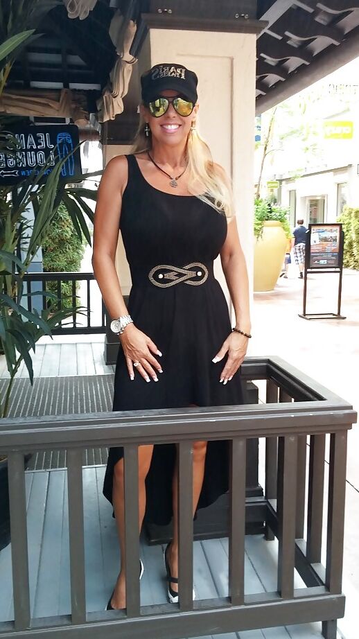12P A doce dona de casa Sandra Otterson posa com óculos sexy e saia justa