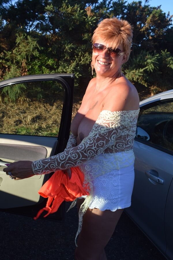 20P Madura pelirroja suelta sus tetas caídas mirando al mar