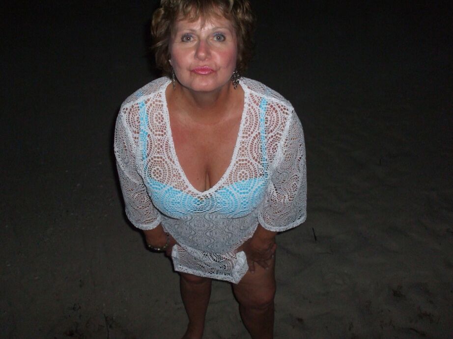 20P A senhora mais velha Busty Bliss libera seus grandes talentos naturais no escuro da noite