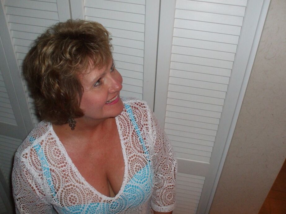 20P A senhora mais velha Busty Bliss libera seus grandes talentos naturais no escuro da noite