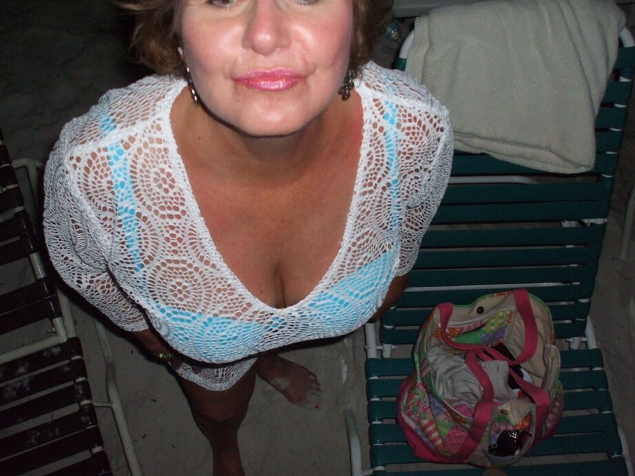 20P A senhora mais velha Busty Bliss libera seus grandes talentos naturais no escuro da noite