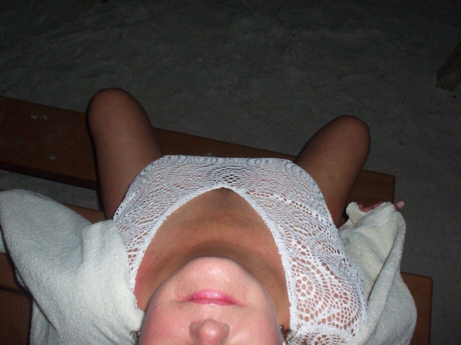 20P A senhora mais velha Busty Bliss libera seus grandes talentos naturais no escuro da noite