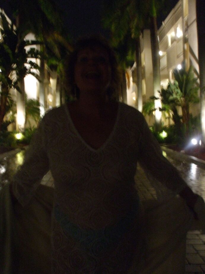 20P A senhora mais velha Busty Bliss libera seus grandes talentos naturais no escuro da noite
