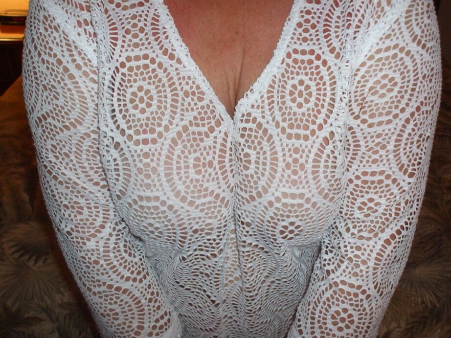 20P A senhora mais velha Busty Bliss libera seus grandes talentos naturais no escuro da noite