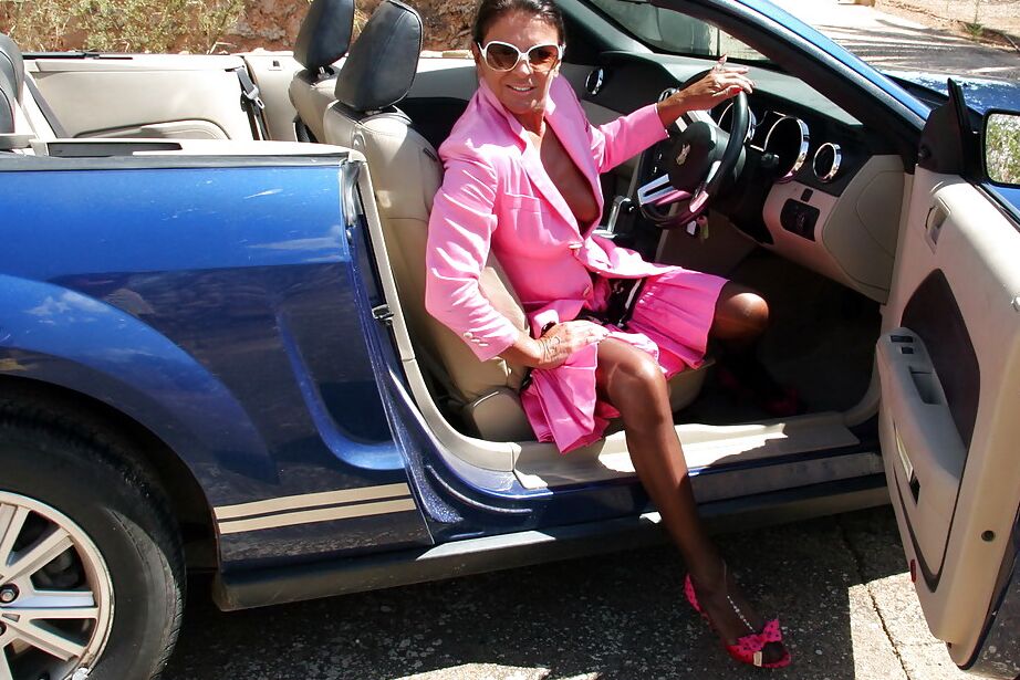 16P Over 40 UK MILF Lady Sarah enthüllt gepiercte Upskirt-Muschi im Freien
