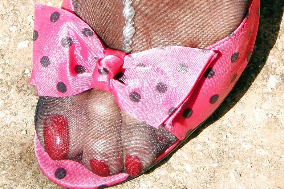16P Over 40 UK MILF Lady Sarah enthüllt gepiercte Upskirt-Muschi im Freien