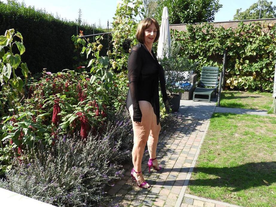 20P Fat mature woman Ka Tkitty undress to model naked on backyard hammock