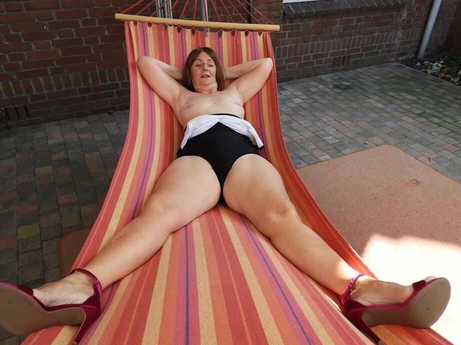 20P Fat mature woman Ka Tkitty undress to model naked on backyard hammock