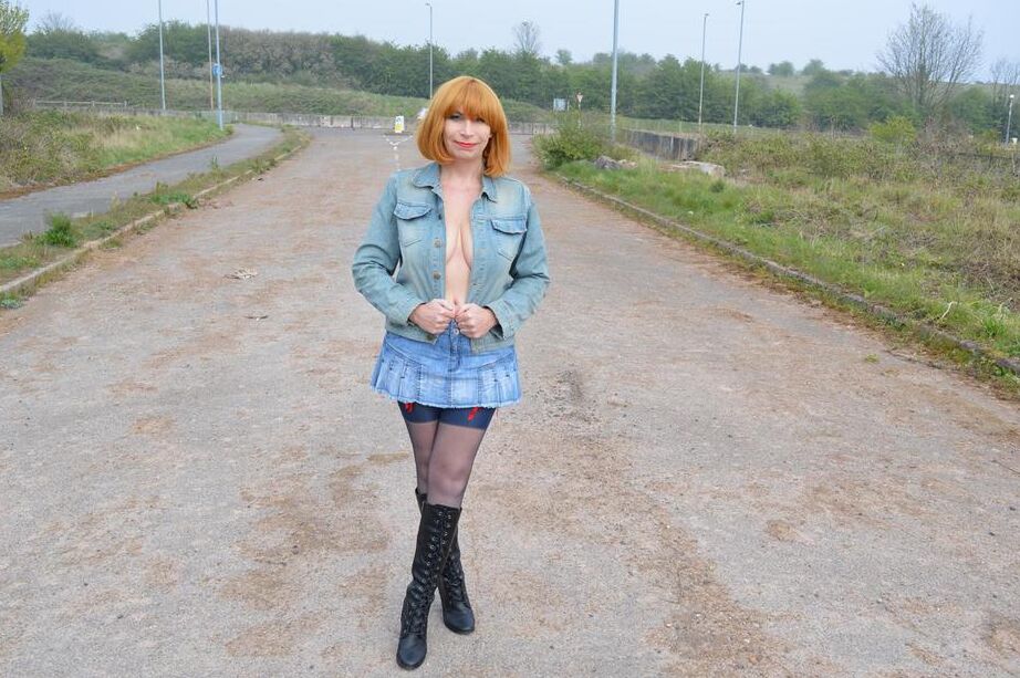 20P Зрелая шлюшка Barby в любительском видео выставляет напоказ свои сиськи и пизду в общественных местах