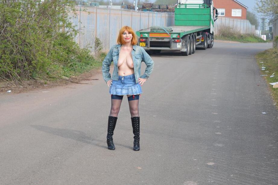 20P Зрелая шлюшка Barby в любительском видео выставляет напоказ свои сиськи и пизду в общественных местах