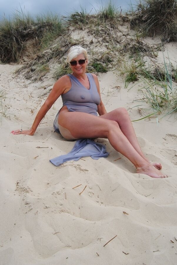 20P Modelos Dimonty loira platinada madura na praia com roupas transparentes