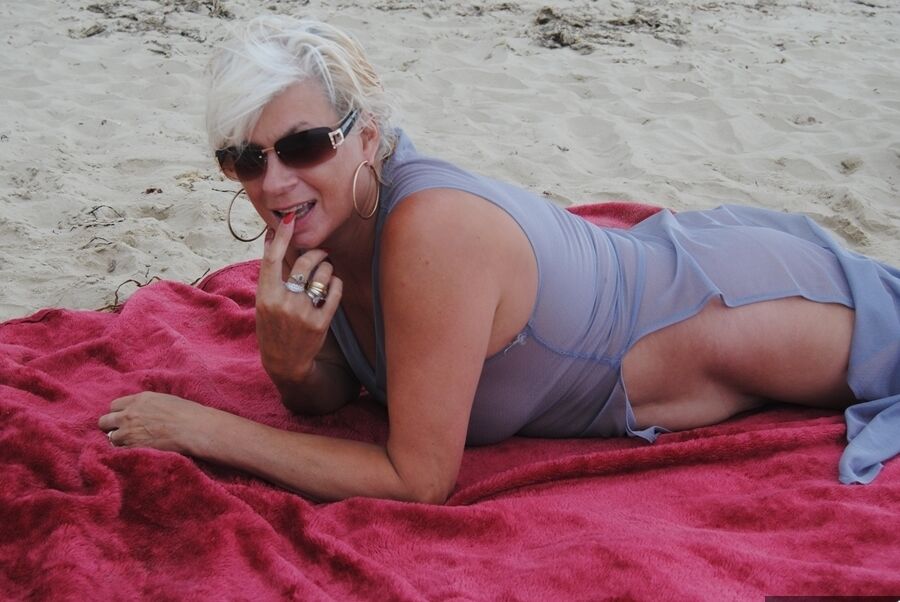 20P Modelos Dimonty loira platinada madura na praia com roupas transparentes