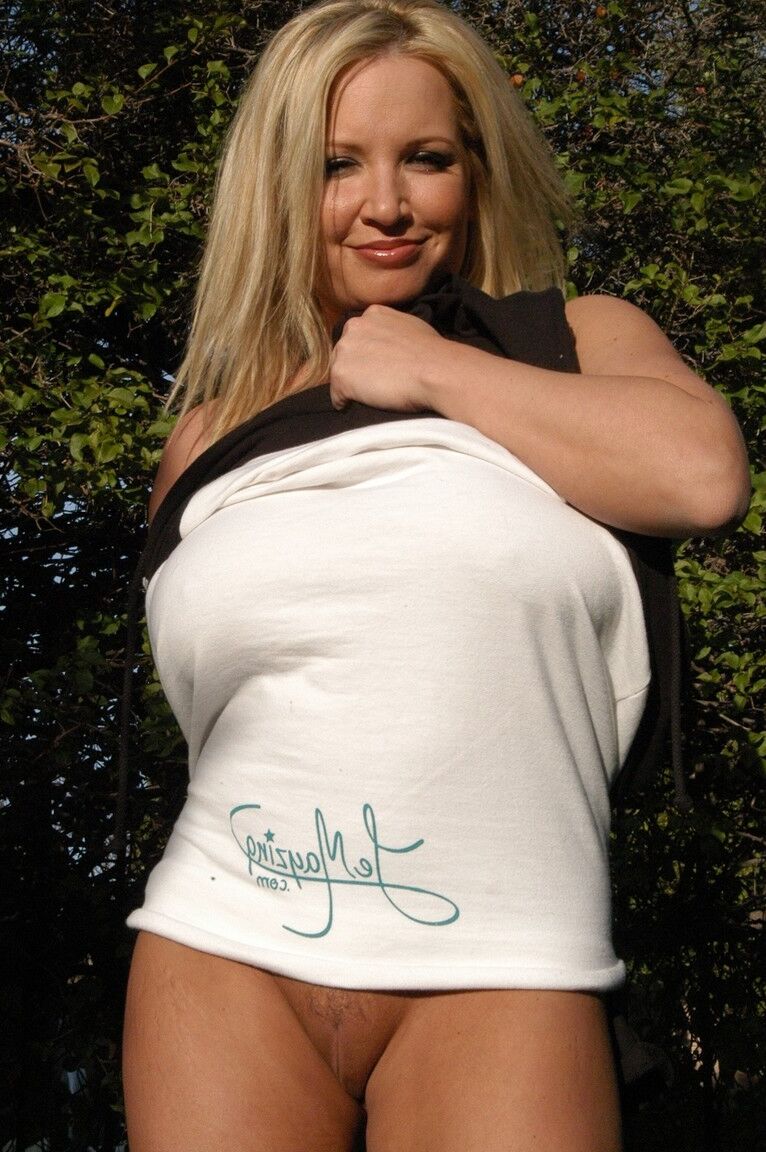 21P Madura de grandes tetas Rachel Love desnudándose al aire libre y posando