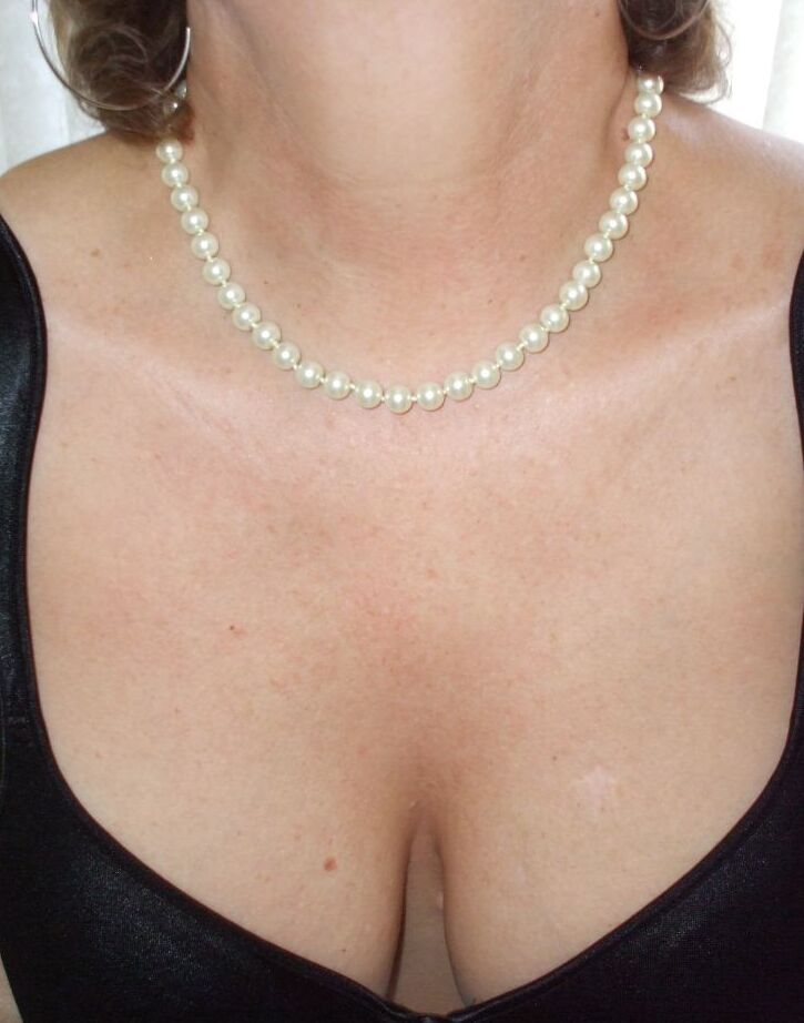 20P Busty Bliss, amateur mature et chic, mannequin en culotte en dentelle avant une pipe en POV