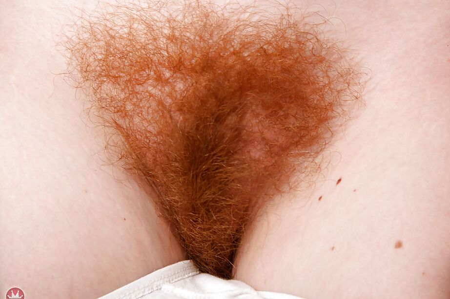 16P Esposa ruiva Ana Molly expondo uma bela bunda e vagina peluda