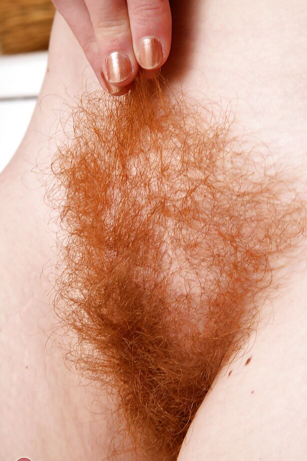 16P Esposa ruiva Ana Molly expondo uma bela bunda e vagina peluda