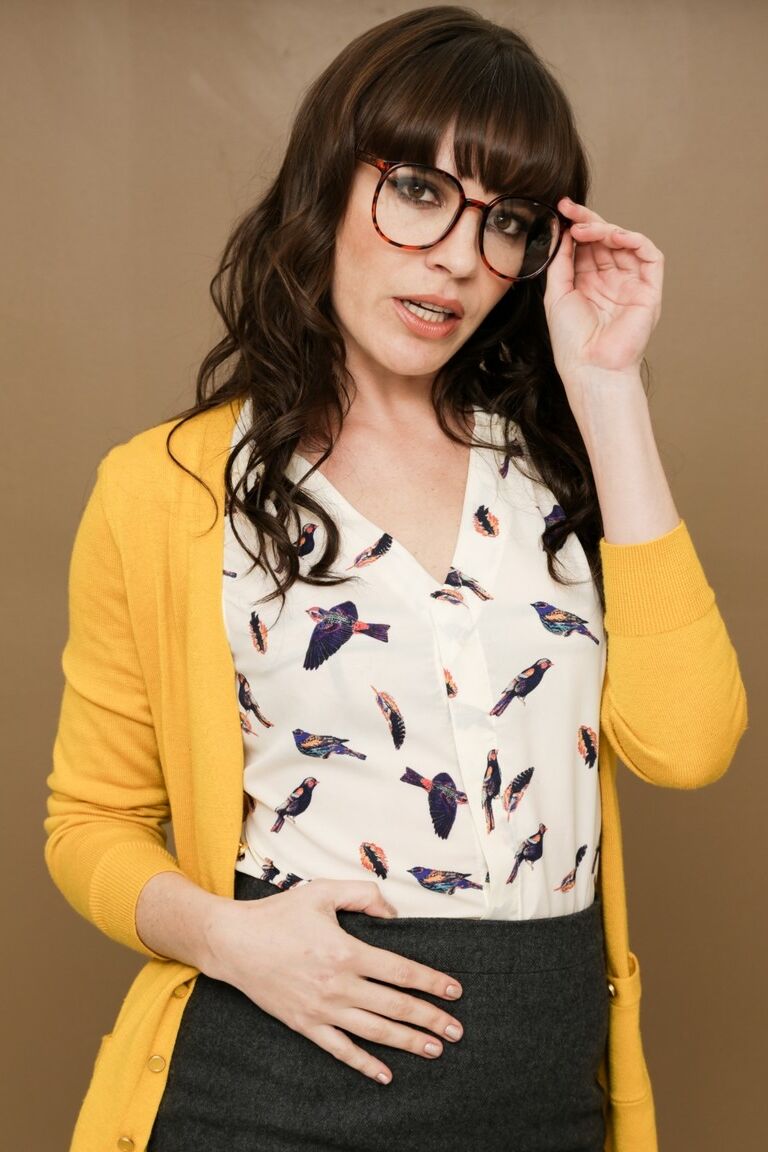 15P A vagabunda do escritório Dana DeArmond tira sua lingerie provocante e esfrega sua boceta