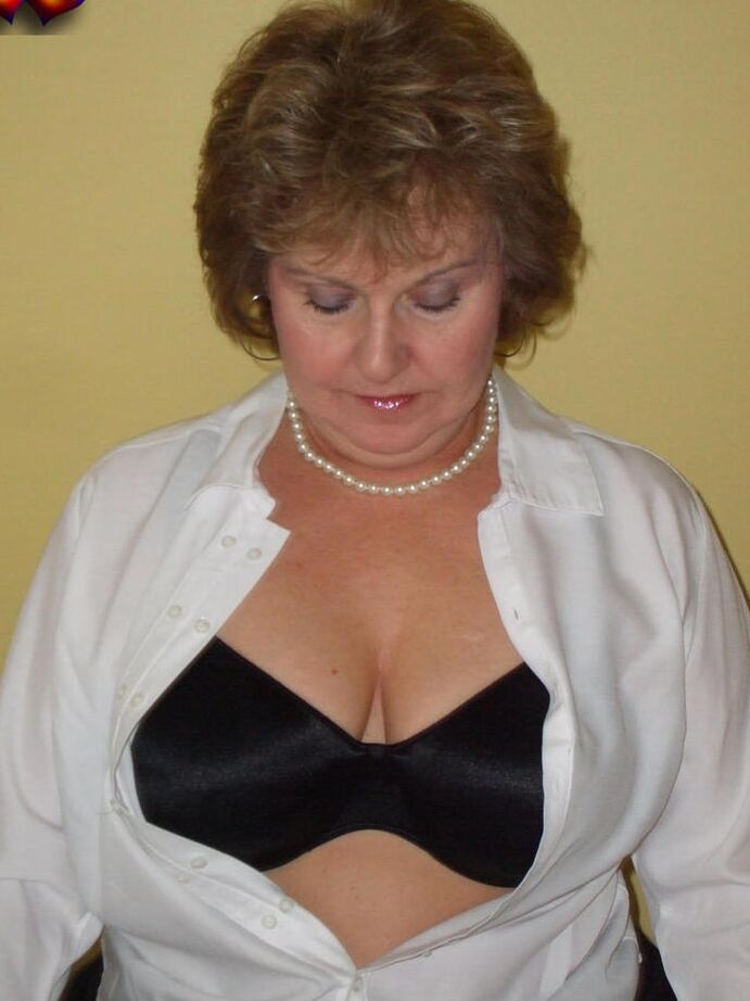 20P Secretária madura Busty Bliss descobre seus peitos grandes enquanto toma ditado