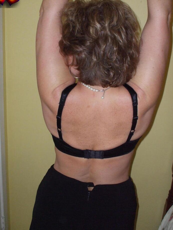 20P Secretária madura Busty Bliss descobre seus peitos grandes enquanto toma ditado
