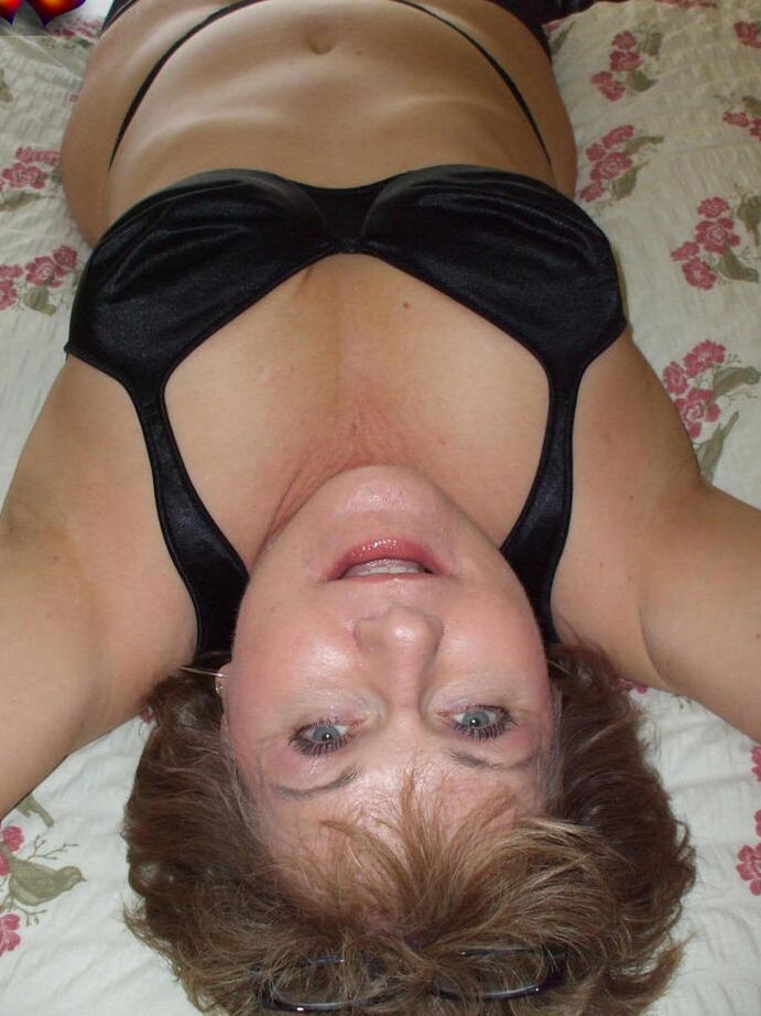20P Secretária madura Busty Bliss descobre seus peitos grandes enquanto toma ditado