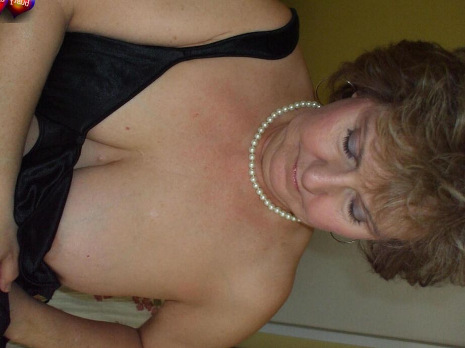 20P Secretária madura Busty Bliss descobre seus peitos grandes enquanto toma ditado