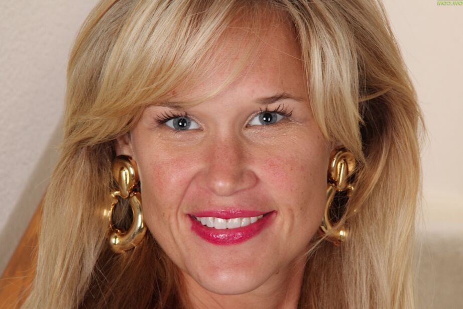 16P La superbe blonde maigre Katherine Jackson montre ses seins flasques.