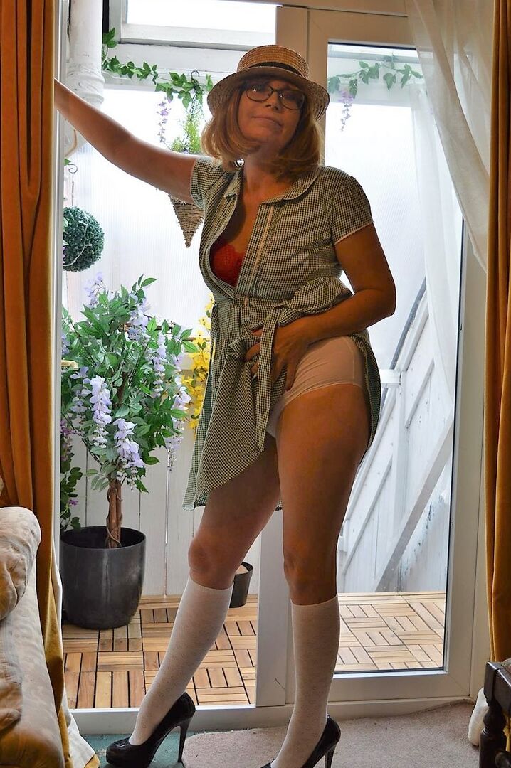 20P Älteres Solomädchen Barby Slut verliert ihre großen Titten und ihre Möse aus der Schulmädchenkleidung