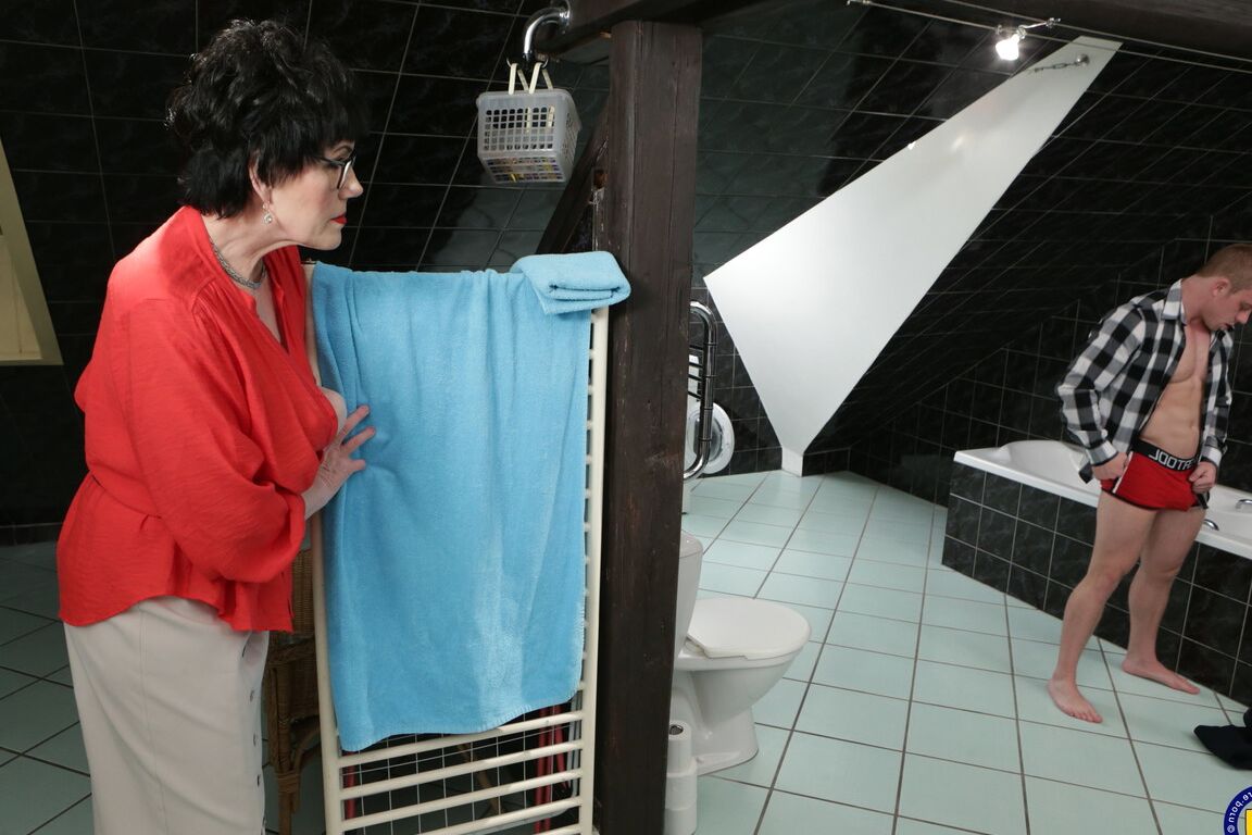 16P Este chico juguete es pillado en el baño por una ama de casa cachonda