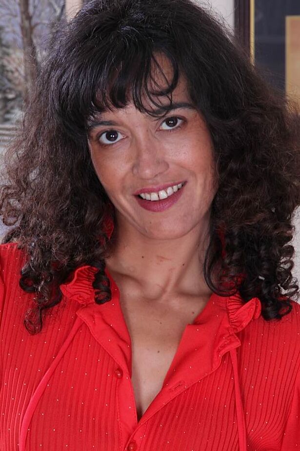 16P La brune mature Ramona a de petits seins et une jolie chatte poilue
