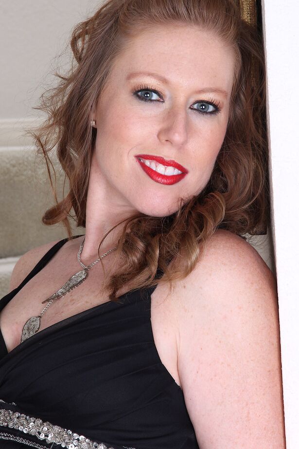 16P 30 plus woman Amber Carlisle shows her bald twat with red nails and lips