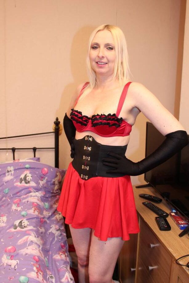 20P Rubia amateur Tracey Lain recibe sexo duro con guantes por el culo