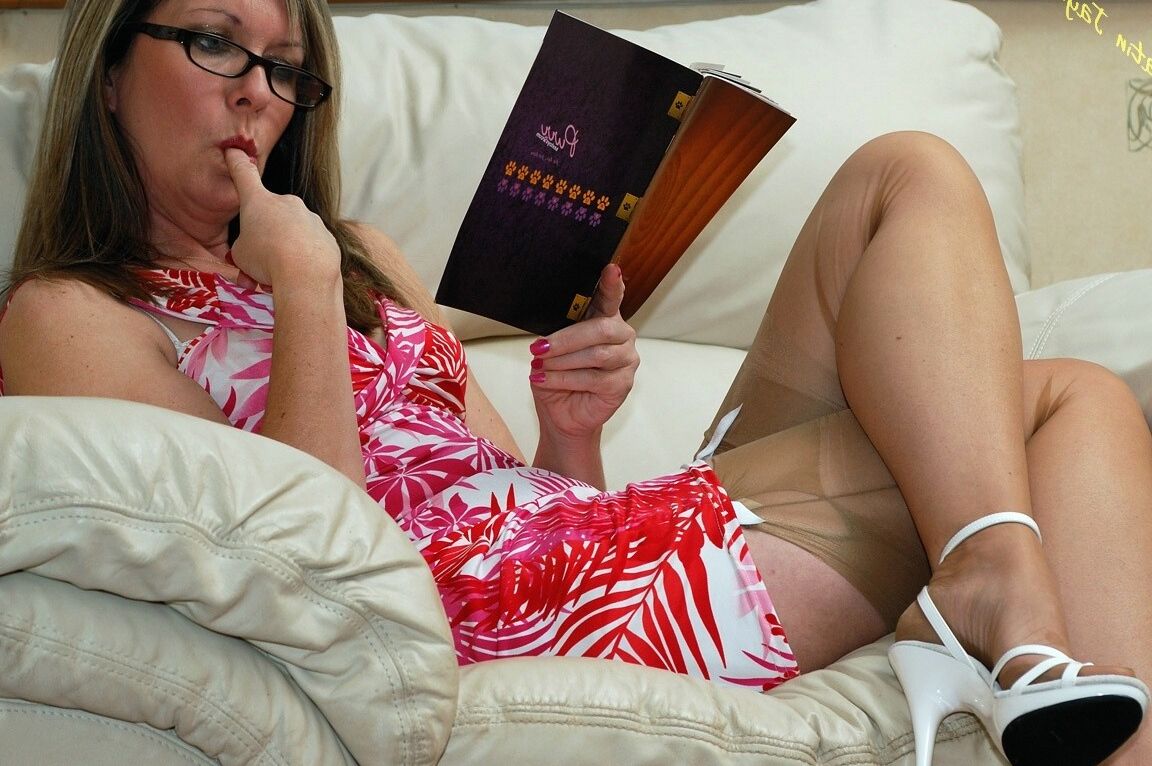 Die 14P reife Mutter Satin Jayde masturbiert in Nylons, High Heels und Brillen