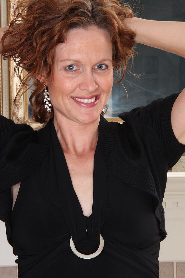 16P 30 et la femme rousse Roxanne Clemmens montre avec confiance sa chatte nue