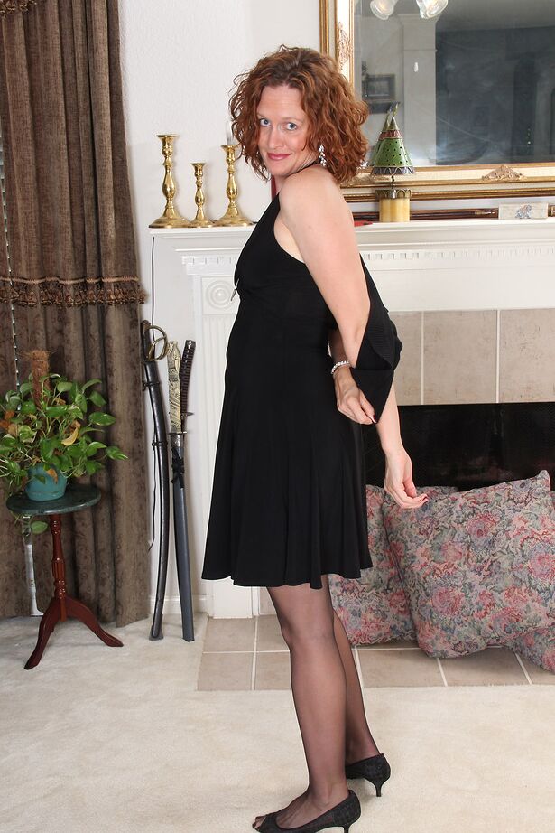 16P 30 et la femme rousse Roxanne Clemmens montre avec confiance sa chatte nue