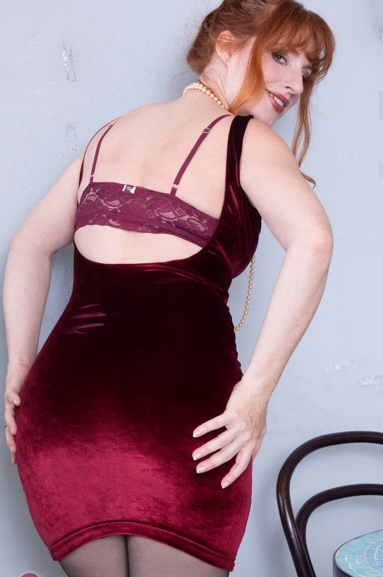 21P La MILF pelirroja Amber Dawn muestra su chocho pelirrojo y se masturba en lencería