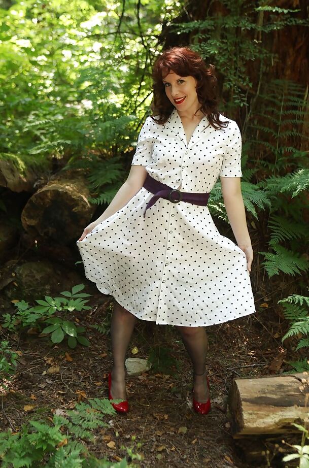 12P Superbe fille mature en bas se déshabillant en plein air