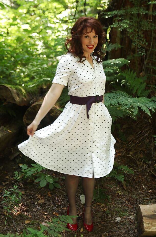 12P Superbe fille mature en bas se déshabillant en plein air