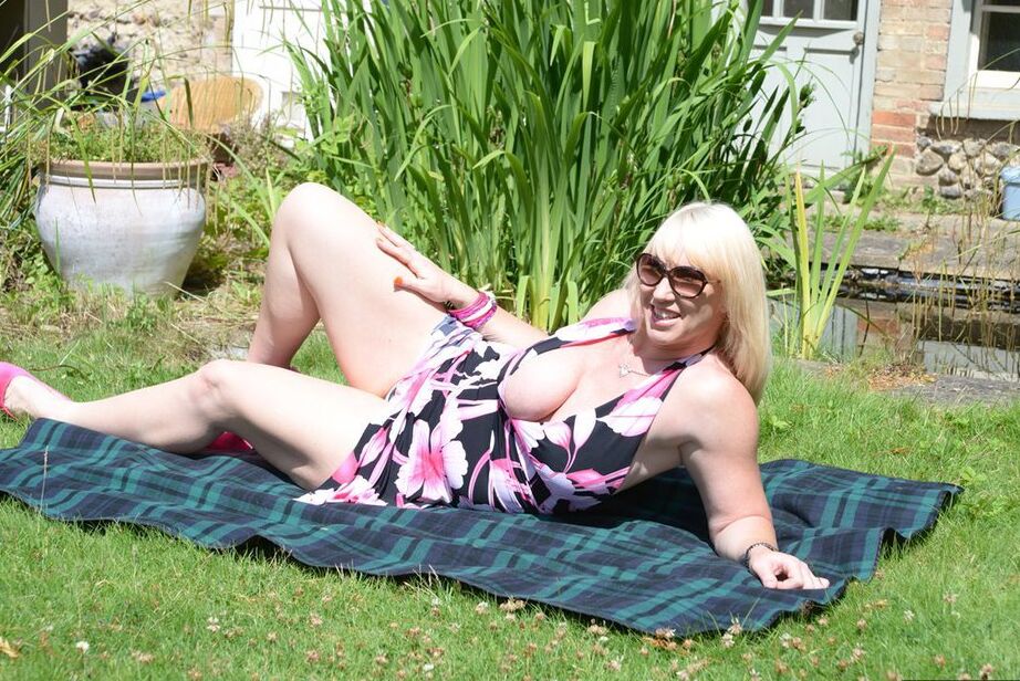 20P La rubia mayor Melody descubre sus grandes tetas sobre una manta en el patio trasero