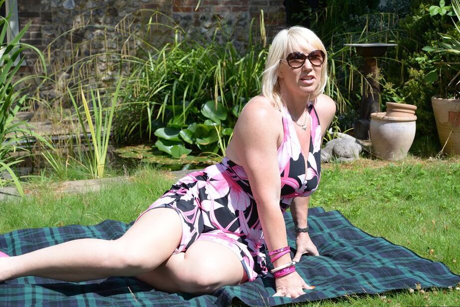 20P La rubia mayor Melody descubre sus grandes tetas sobre una manta en el patio trasero
