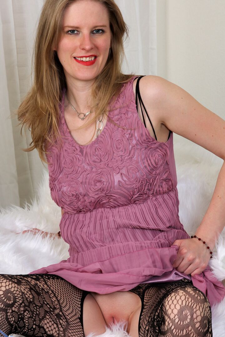 16P La MILF madura Chelsea Carter se quita un body sin entrepierna antes de meterse un consolador