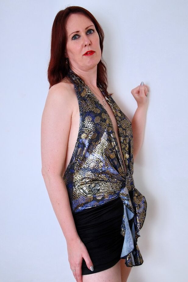 20P Mature redhead in a black skirt and heels strips in her nude modeling debut