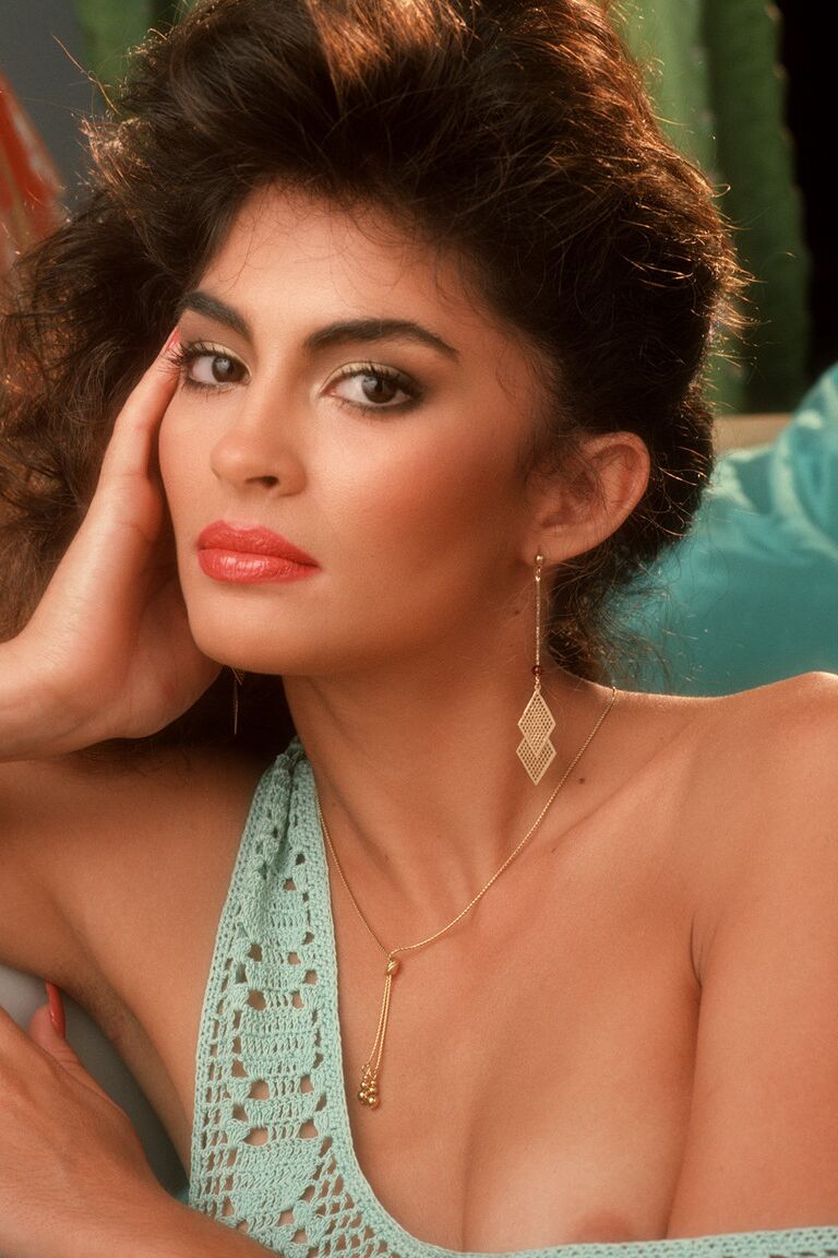 15P La bien proporcionada Rebecca Feratti posa seductoramente mostrando sus tetas naturales en lencería caliente