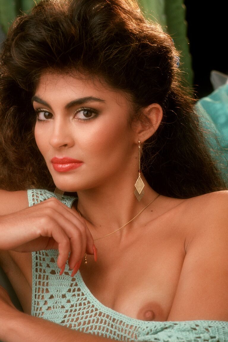15P La bien proporcionada Rebecca Feratti posa seductoramente mostrando sus tetas naturales en lencería caliente