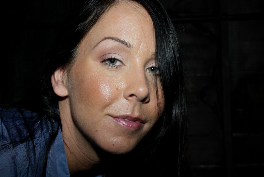 Die 18-jährige reife Schlampe Julie Night posiert ohne Höschen in ihrem kurzen Rock im BDSM-Club